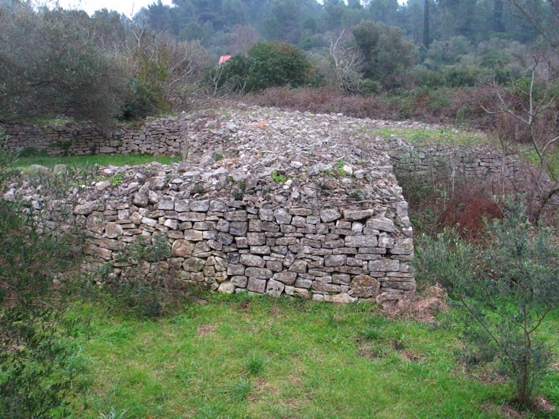 Archeologicke nalezisko mirje v poli bradat vela luka