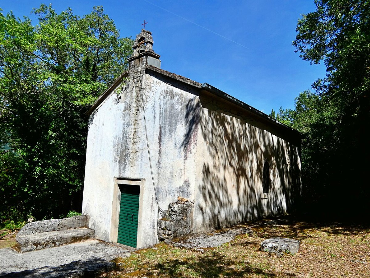 Kostol sv petra apostola so stredovekym cintorinom plocice