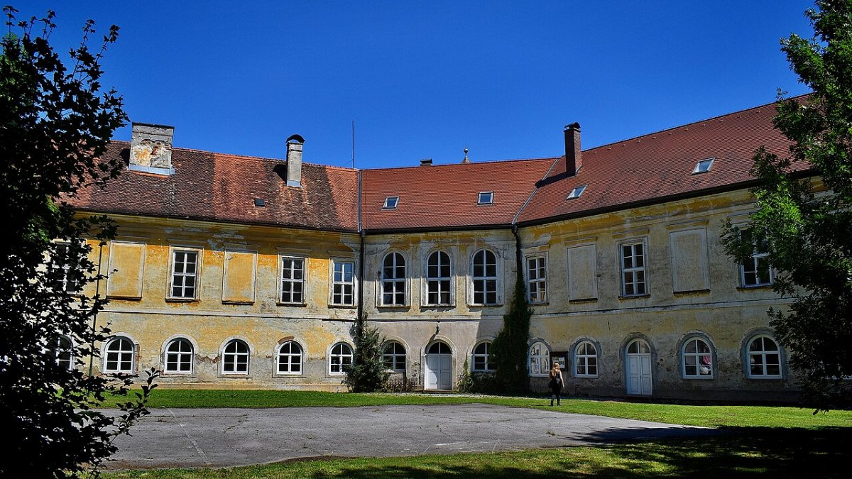 Kastiel na namesti chorvatskej kralovnej jeleny sveti kriz zacretje