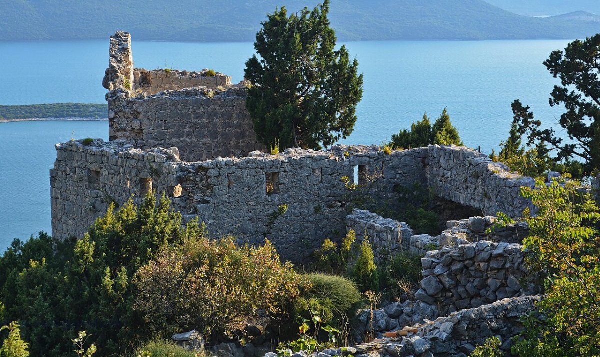 Pevnost smrdan grad s kostolom panny marie velkej slivno ravno